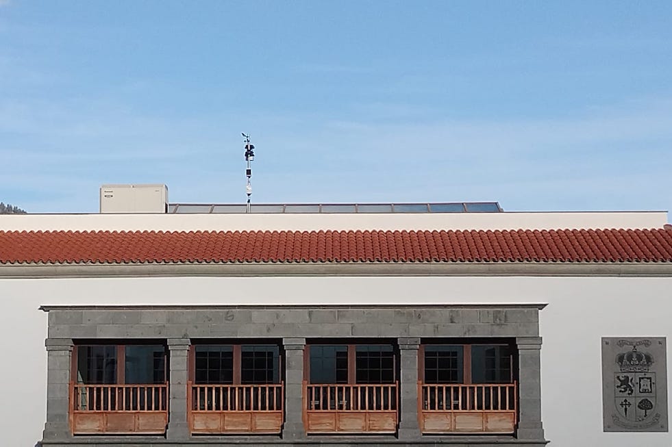 Los vecinos piden la retirada de la estación meteorológica situada en la fachada del Centro Cultural Pancho Guerra