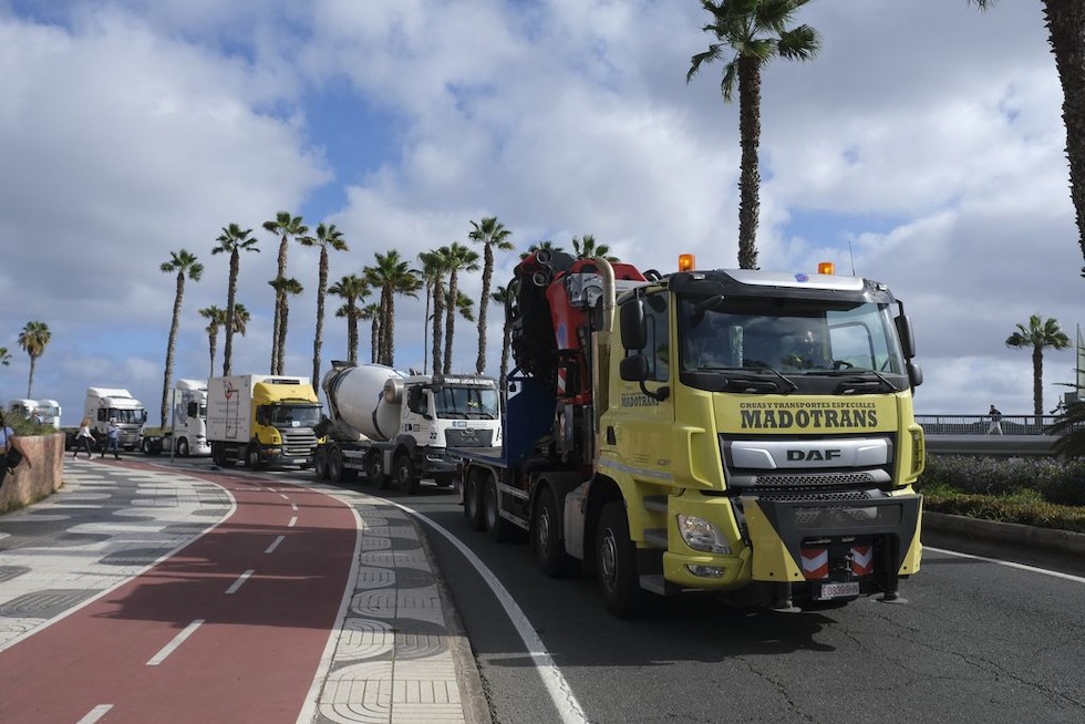 Los transportistas canarios acuerdan un paro indefinido a partir del próximo lunes