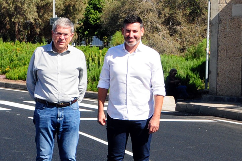 Marco Aurelio Pérez y Alejandro Marichal en una de las vías asfaltadas