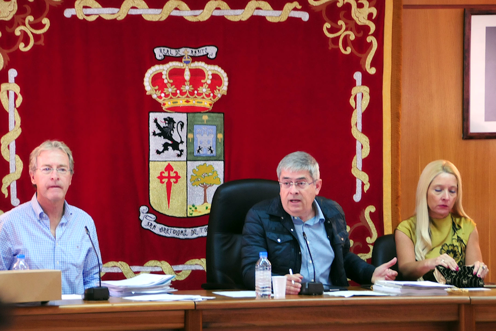 De izq a dcha, el secretario municipal, Marco Aurelio Pérez (alcalde) y la interventora Tania Naya