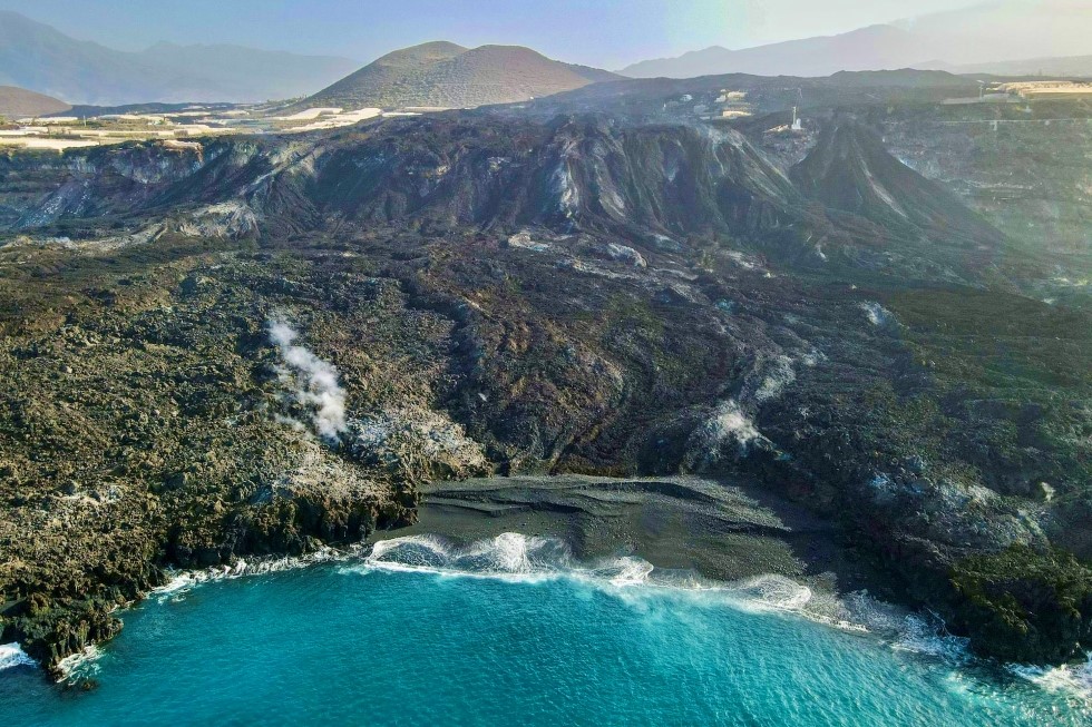 Nueva playa creada por la lava en Tazacorte