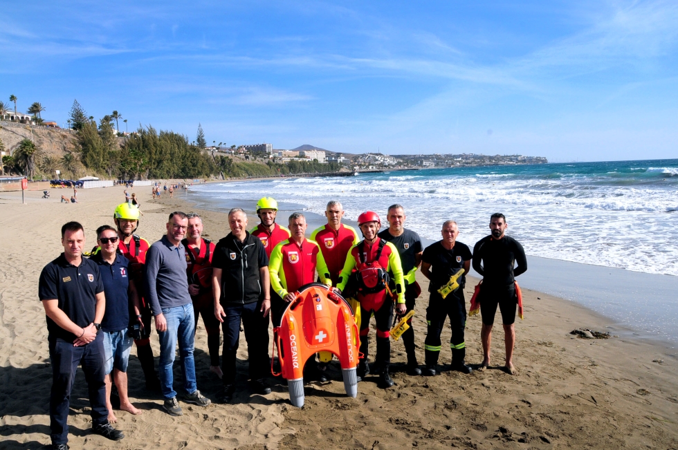 Bomberos de San Bartolomé de Tirajana junto a José Carlos Álamo Ojeda