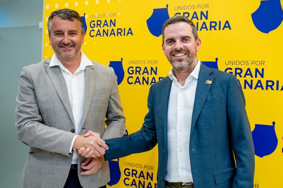 A la derecha, Lucas Bravo de Laguna, durante la campaña electoral. MASPALOMAS AHORA
