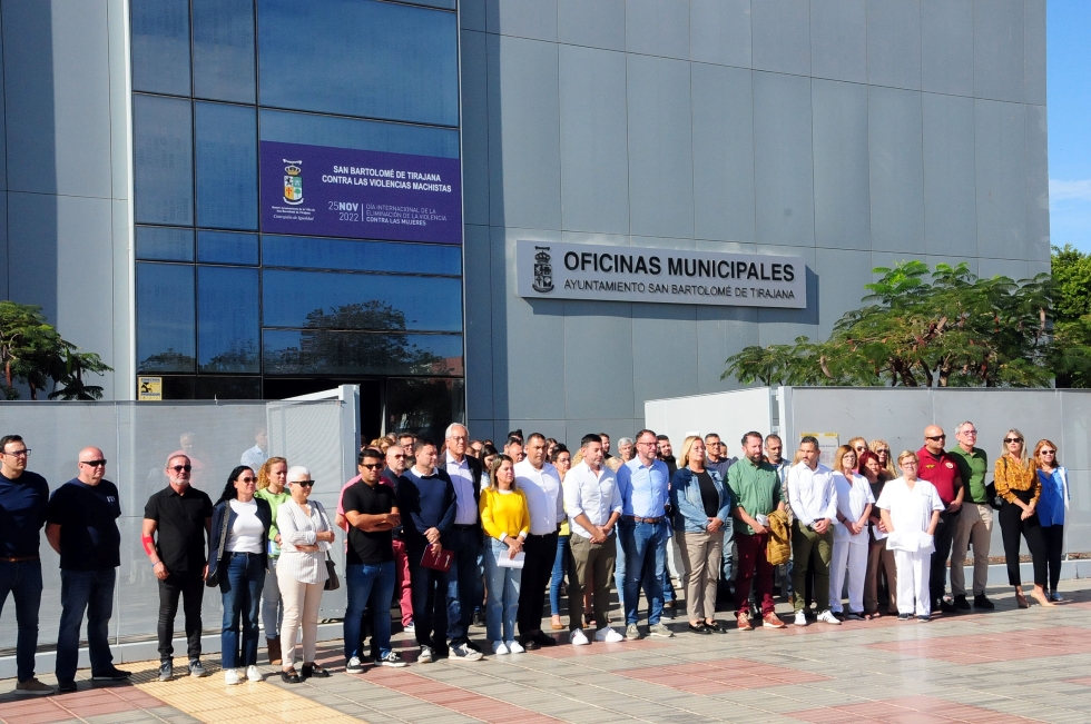 Minuto de silencio por los guardias civiles asesinados
