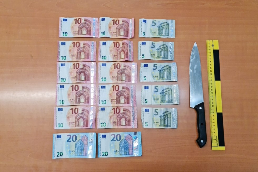Dinero sustraído y arma blanca utilizada por el presunto autor de los robos