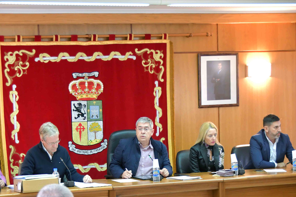 Pleno ordinario. De izq a decha el Secretario municipal; el alcalde; la interventora Tania Naya, y el primer teniente alcalde Alejandro Marichal.