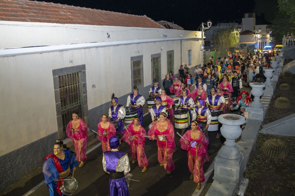 Pasacalles en el casco histórico de Mogán
