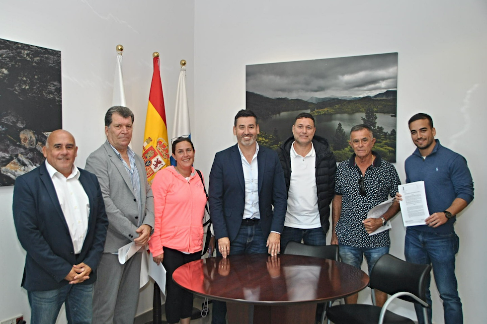 Algunos representantes de la asociaciones durante una reunión, junto a Alejandro Marichal y Dimas Sarmiento