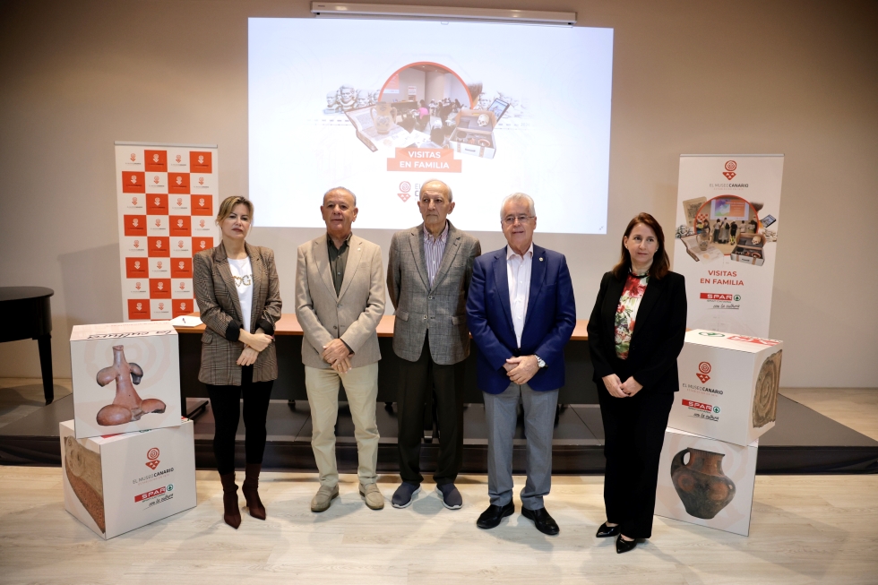 Represantes de Spar Gran Canaria y el Museo Canario tras la firma