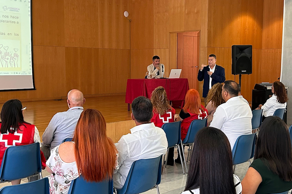 Dimas Sarmiento junto al coordinador de ONGs durante la jornada