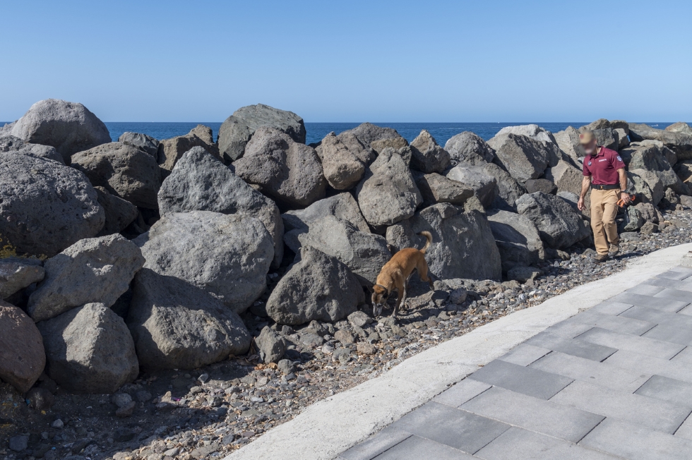 Tufia, de la unidad canina, y un Agente de Medio Ambiente