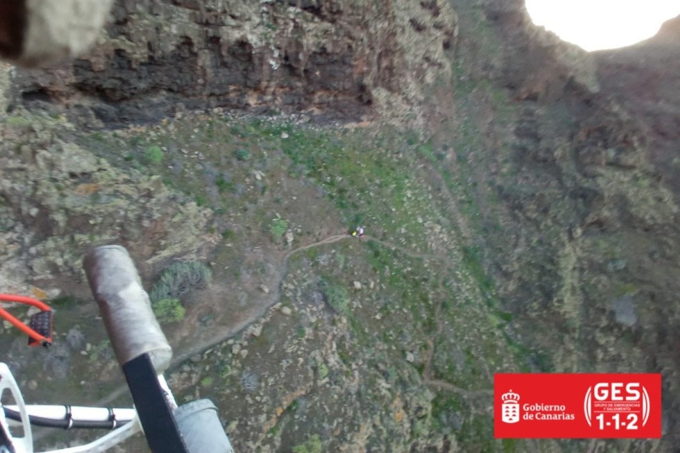 Rescate de la accidentada. 1-1-2 Canarias