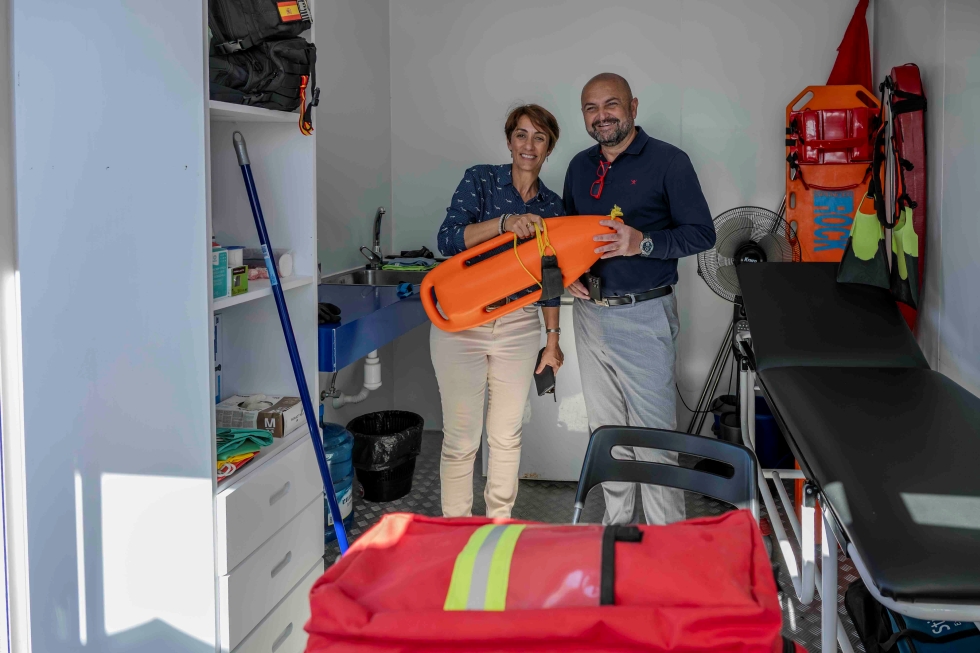 Onalia Bueno y Carlos &Aacute;lamo en el interior de un m&oacute;dulo de salvamento | Maspalomas Ahora