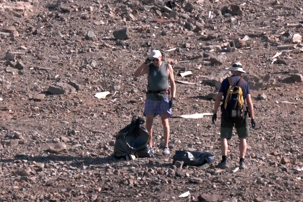 Voluntarios noruegos limpian los barrancos de Arguineguín