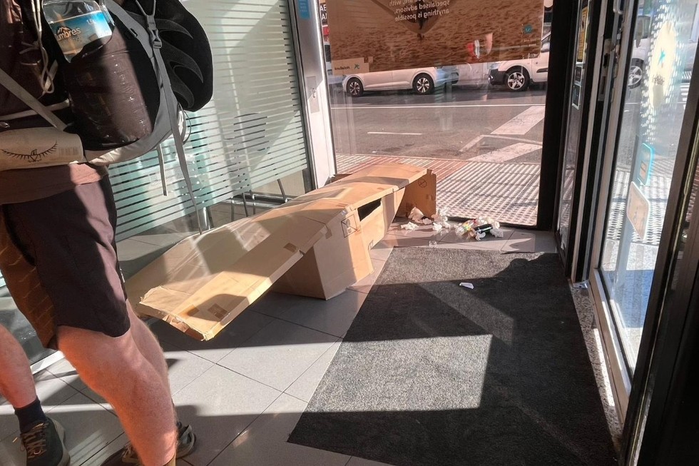 Indignación en Alejandro del Castillo: el cajero se convierte en un dormitorio