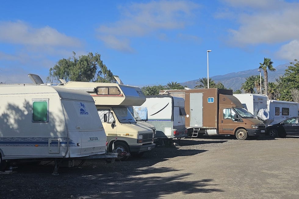 Terrapl&eacute;n donde se aparcan autocaravanas, que no re&uacute;nen condiciones m&iacute;nimas para ofrecer servicios b&aacute;sicos.