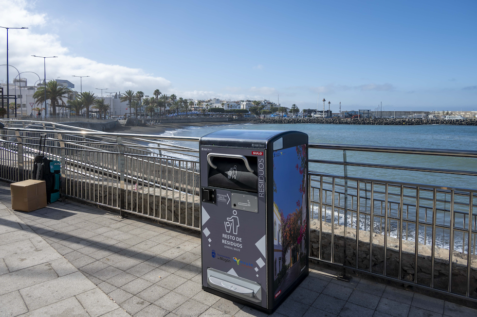 Mogán prueba papeleras solares que multiplican por cinco su capacidad en Arguineguín