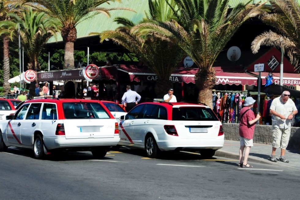 Miedo en Maspalomas: vecinos alertan de conductas temerarias de algunos taxistas