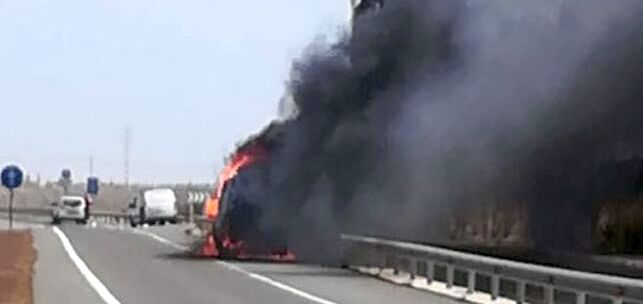 Furgoneta ardiendo en la GC-1.