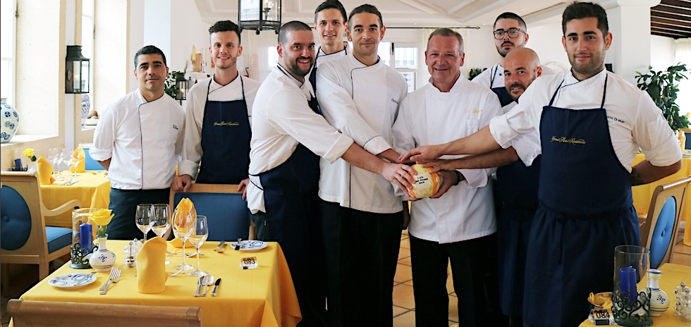 Foto del equipo de cocina junto al Chef Grobauer