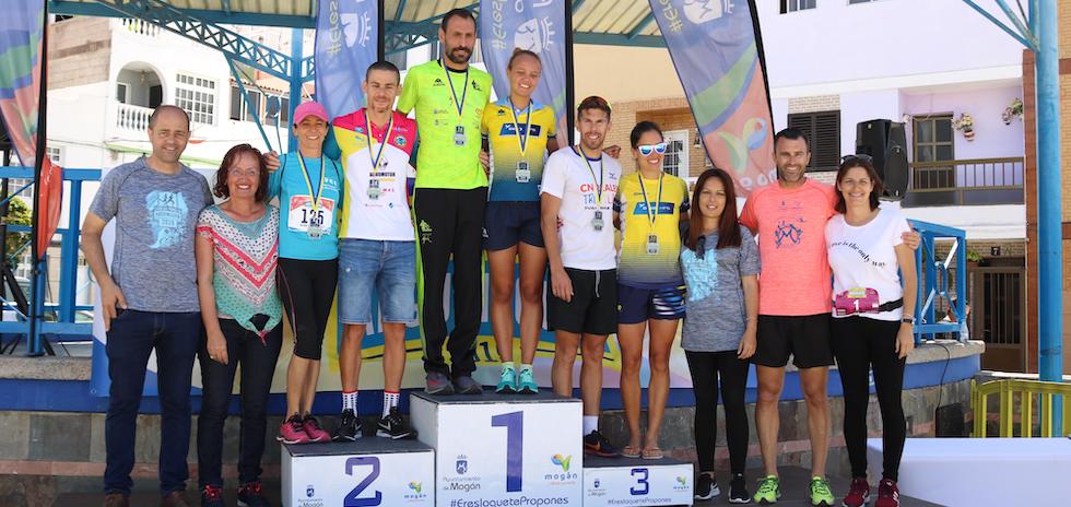 Podio absoluto de vencedores de la Carrera Popular de Arguineguín junto a los ediles (de izquierda a derecha) José Martín, Pino González, Alba Medina, Luis Becerra y Tani Alonso