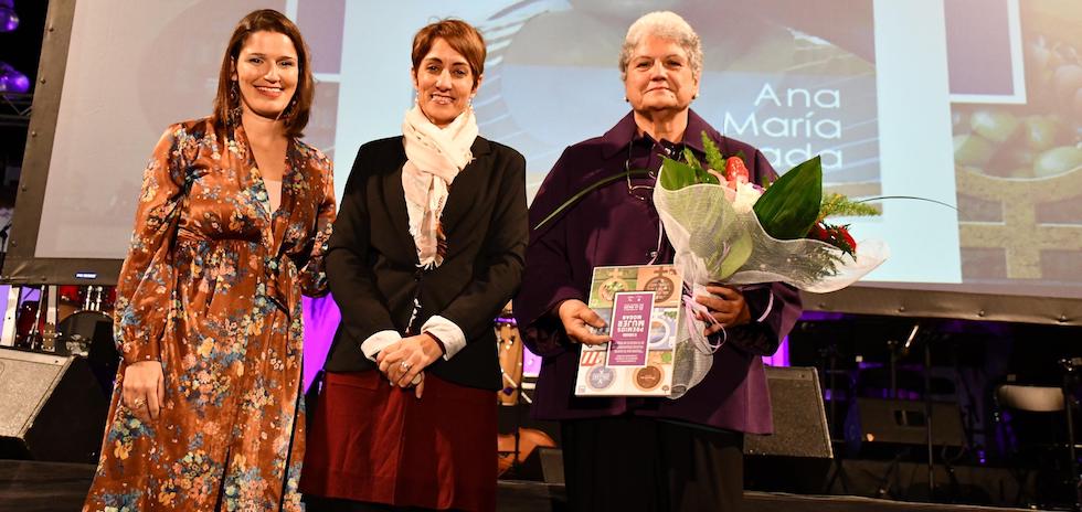 Tania Alonso, Onalia Bueno y la h omenajeada Ana María Quesada
