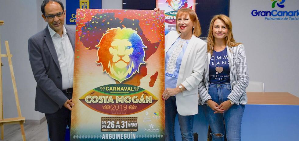 Ernesto Hernández, Inés Jiménez y Grimanesa Pérez con el cartel del Carnaval Costa Mogán 2019