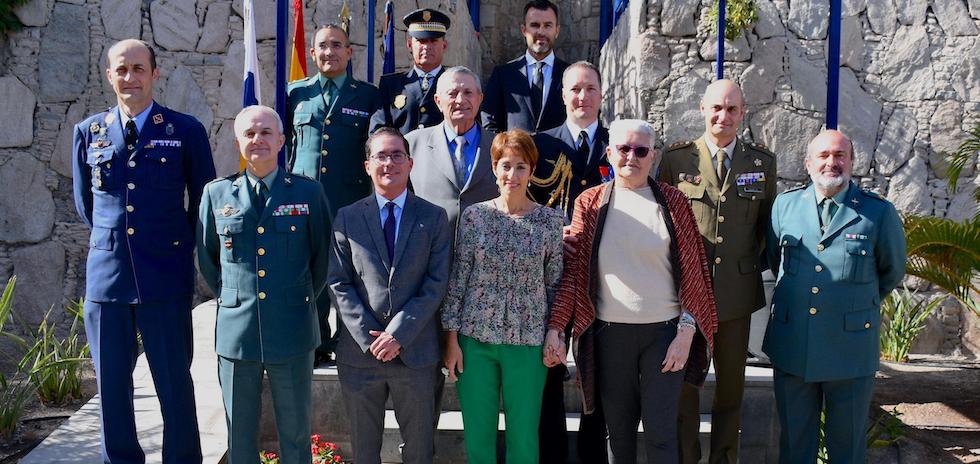 Michel Dodone y esposa,  autoridades civiles y milares