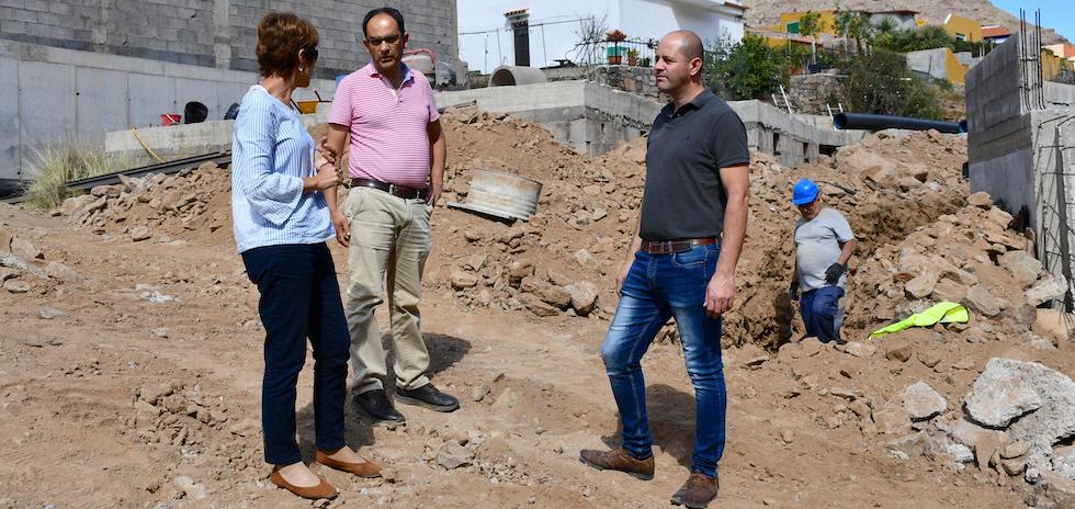 Onalia Bueno, Ernesto Hernández y José Martín en su visita a las obras de la red de saneamiento en El Horno.