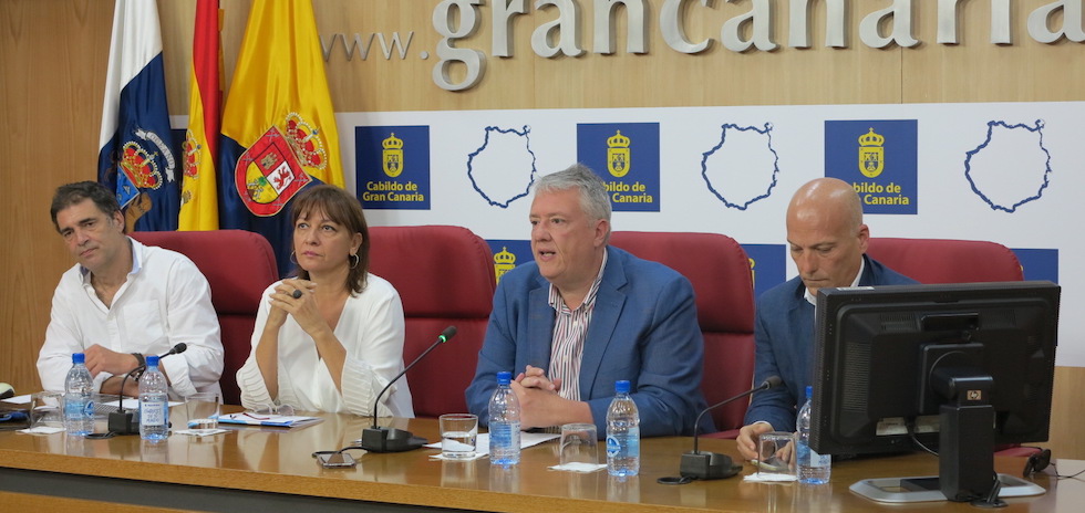 De izq a dcha, Fernando Su&aacute;rez, Dunia González, Carlos Ruiz y Julio Ojeda en la presentaci&oacute;n del Memorial.