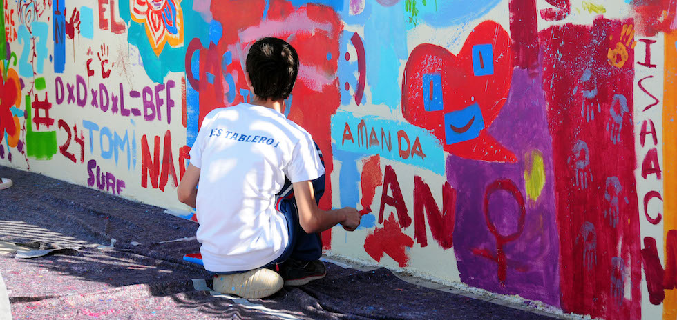 Pintando en el mural que Boa Mistura realiza esta semana en el IES El Tablero Aguañac.