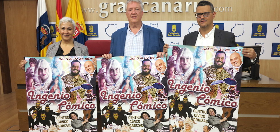 De izq a dcha, Ana Hernández, Carlos Ruiz y Cristopher Rodriguez, con el cartel de la XXIII edición del Festival Ingenio Cómico.