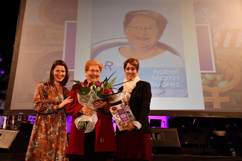 Tania Alonso, homenjaeada Isa bel Martín y Onalia Bueno