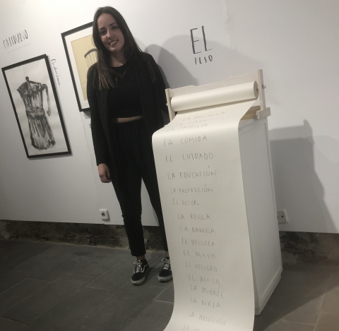 Angela Glezal junto a su escult ura 'El peso' y otras obras