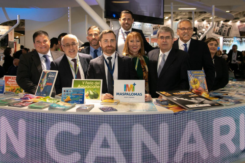 Isaac Castellano y Antonio Morales en junto al stand de Mogán (con los ediles Mencey Navarro y Juan Carlos Ortega)  y  el de San Bartolomé de Tirajana