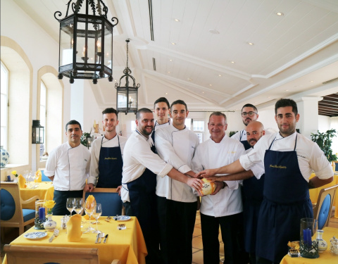 Foto del equipo de cocina junto al Chef Grobauer