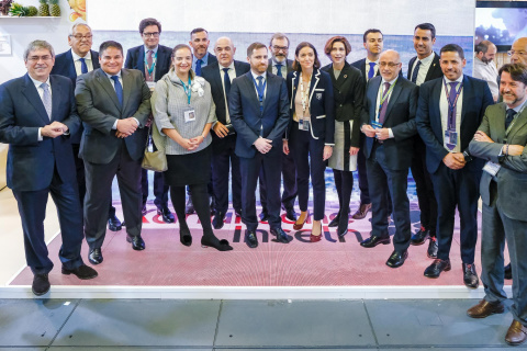 Secretaria de Estado de Turismo junto a los ediles Mencey Navarro y Juan Carlos Ortega más demás autoridades del archipiñelago presentes