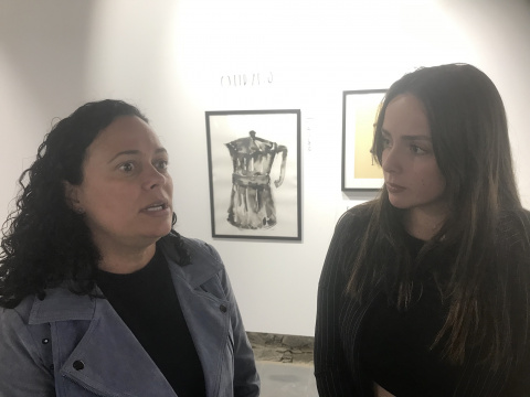 Ángela Glezal escucha a la concejala de Cultura