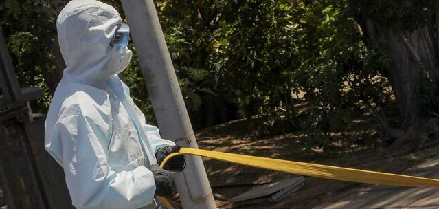 La Unidad Militar de Emergencias realiza labores de desinfección preventiva en el Centro Sociosanitario El Pino (Gran Canaria). EFE/ Elvira Urquijo A.