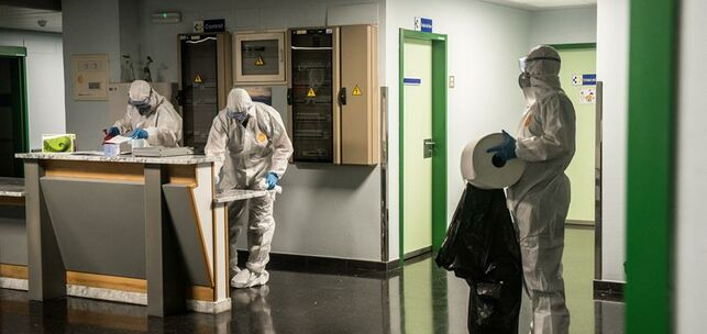 Varios miembros de la Unidad de Emergencias del Ej&eacute;rcito (UME) desinfectan este mi&eacute;rcoles zonas comunes del Hospital Jos&eacute; Molina Orosa de Arrecife.EFE/ Javier Fuentes