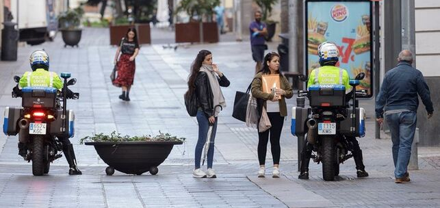 La Polic&iacute;a vigila en las calles de Canarias que los ciudadanos cumplan las restricciones al movimiento | EFE