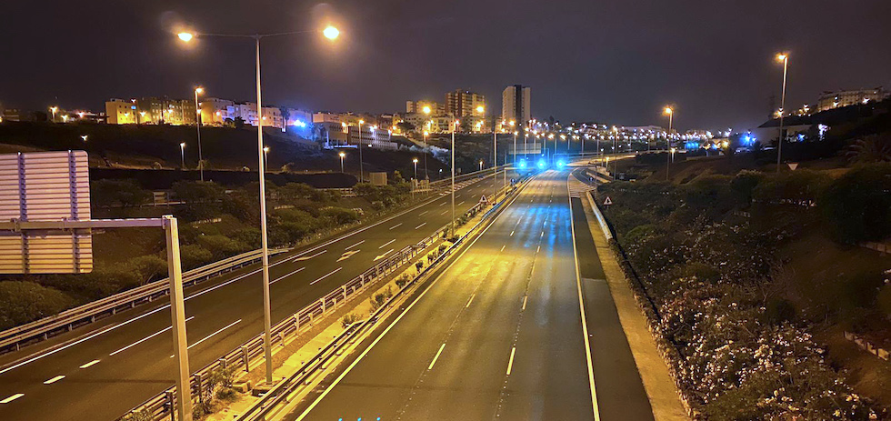 Efectivos de la Polic&iacute;a Nacional controlan en la capital grancanaria que nadie se salte el estado de alarma por el coronavirus. ACFI PRESS