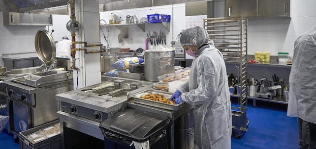 Una ONG combate la crisis del coronavirus repartiendo comida a la gente que lo necesita. EFE