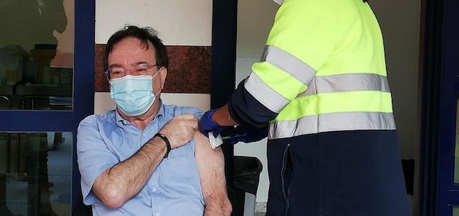 Amós García Rojas al recibir la vacuna. EFE