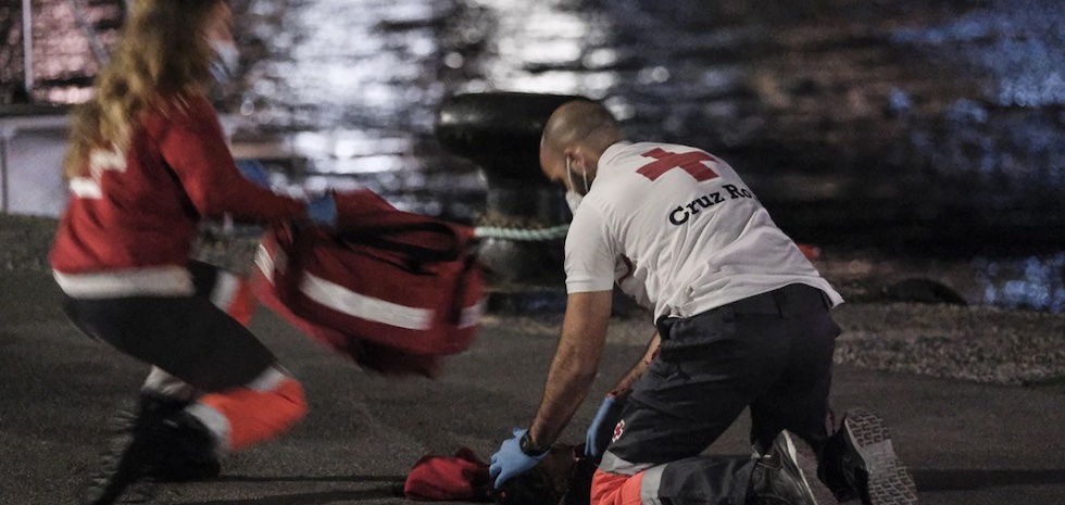 Foto: Llega una patera a Gran Canaria (16/03/21) ÁNGEL MEDICA G / EFE | BORJA SUÁREZ / REUTERS
