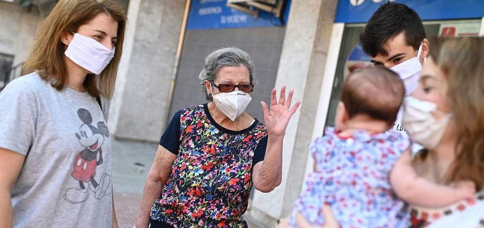 Separación, mascarilla e higiene de manos. EFE