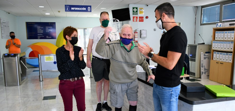 Onalia Bueno y Luis Becerra entregan el reconocimiento a Juan Hernández en el complejo deportivo