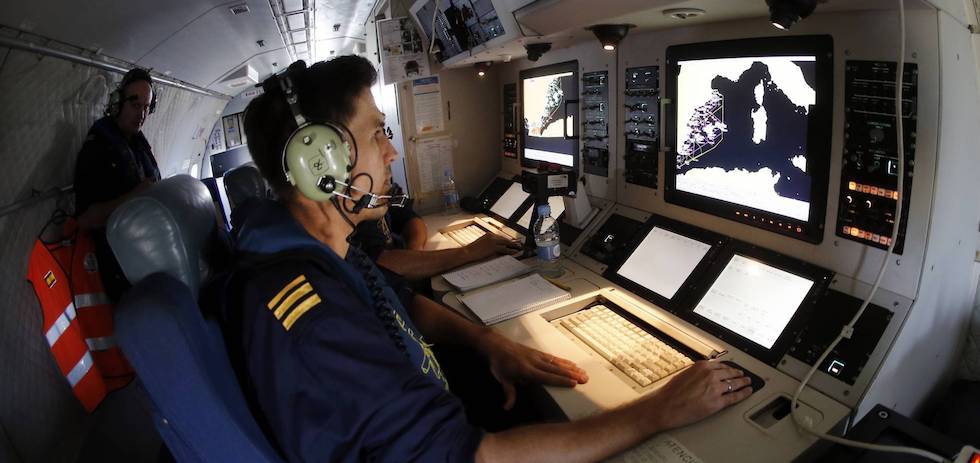 La tripulación de un avión de Salvamento Marítimo, durante un vuelo. (Juan Carlos Cárdenas) EFE