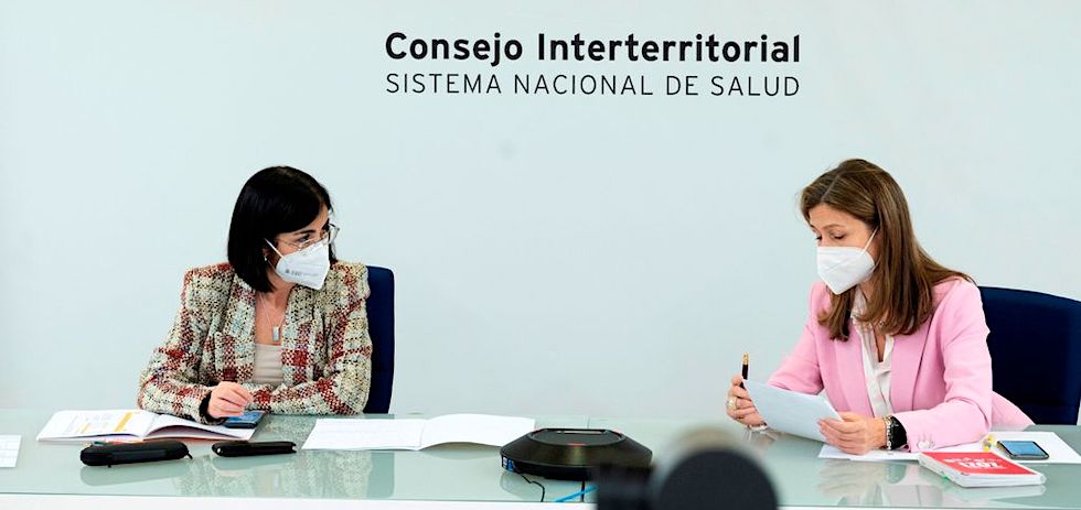 La ministra de Sanidad, Carolina Darias (i), junto a la&nbsp;directora de la Aemps, María Jesús Lamas.