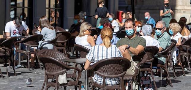 No se cierran las actividades de interior que prohibiría el semáforo rojo (hostelería y gimnasios). EFE